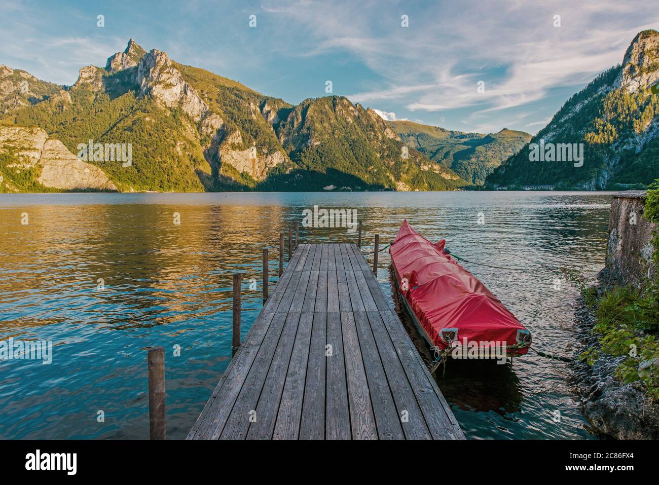 Holzterrasse, Rocky Cliffs, üppige Berge und malerische Dörfer umgeben von diesem weitläufigen, tiefen Wasser Traunsee See. Region Oberösterreich, Europa. Stockfoto