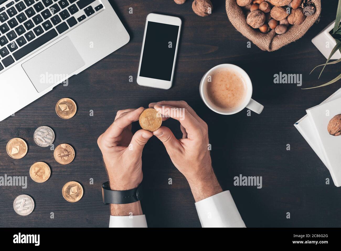 Kryptowährungshandel Handy App Mockup Bildschirm, Draufsicht auf männliche Hände mit Smartphone und Münzen Stockfoto