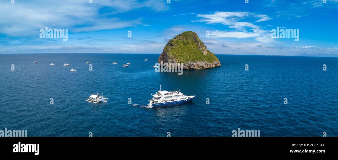 Für diese Panorama-Luftaufnahme der Insel Gato, Bohol Sea, Philippinen, Südostasien wurden drei Bilder kombiniert. Das Live-Schiff an Bord Stockfoto