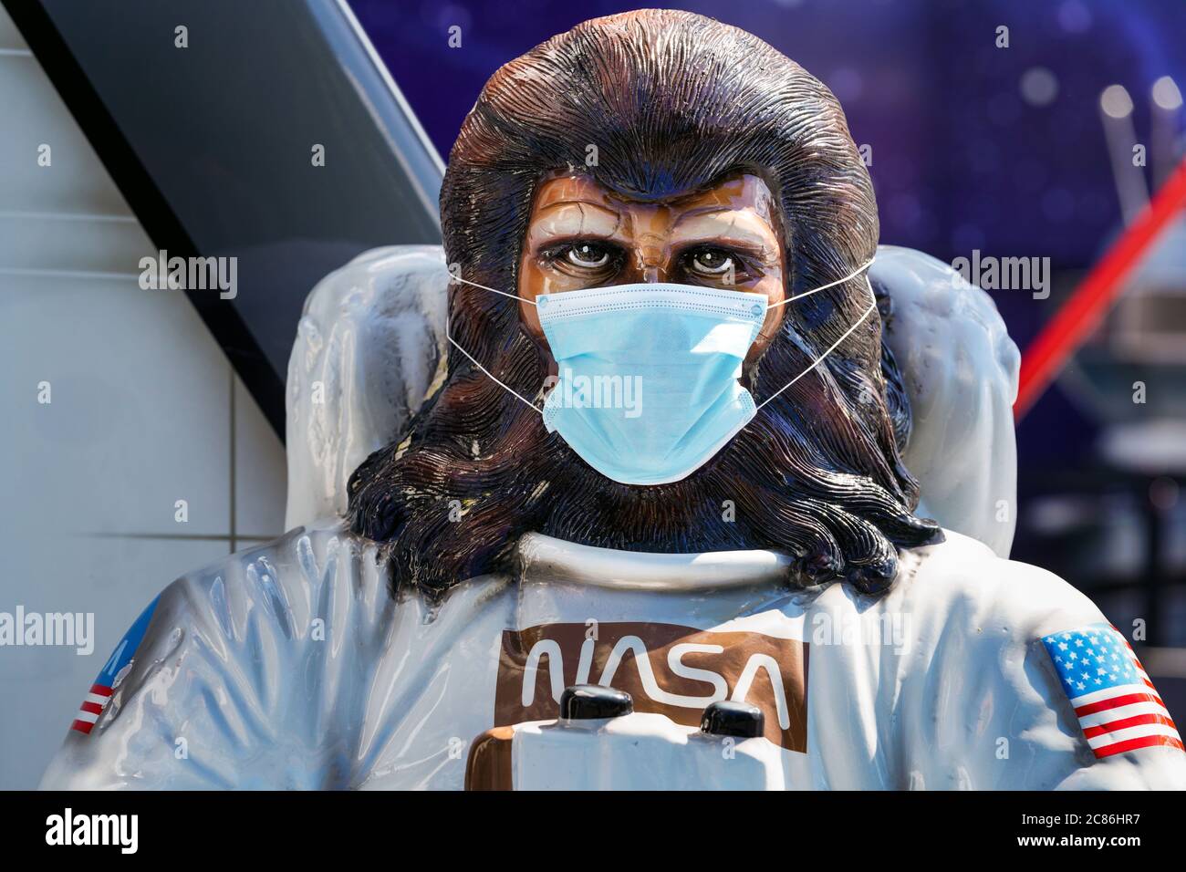 Dortmund, 21. Juli 2020: Figur aus Star Wars Movie mit Gesichtsmaske im temporären Pop-up-Freizeitpark 'funDOmio'. Eröffnet am 25. Juni 2020 auf dem Messegelände rund um die Dortmunder Westfalenhalle. Die Schausteller wollen die bitteren Verluste, die durch die koronabedingten Schließungen der Messen verursacht wurden, ein wenig kompensieren. Der Vergnügungspark ist bis zum 11. August 2020 geöffnet. Stockfoto