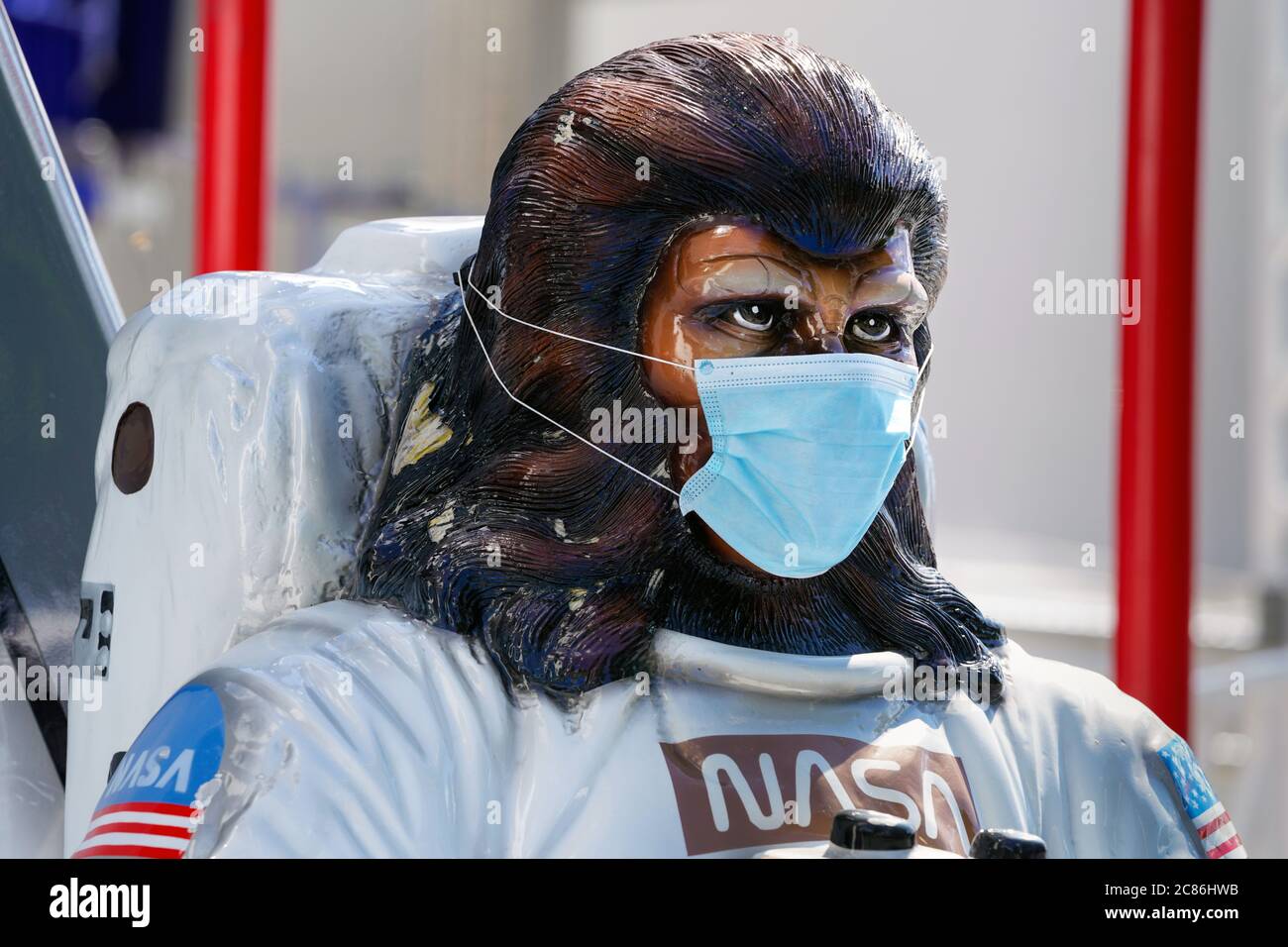 Dortmund, 21. Juli 2020: Figur aus Star Wars Movie mit Gesichtsmaske im temporären Pop-up-Freizeitpark 'funDOmio'. Eröffnet am 25. Juni 2020 auf dem Messegelände rund um die Dortmunder Westfalenhalle. Die Schausteller wollen die bitteren Verluste, die durch die koronabedingten Schließungen der Messen verursacht wurden, ein wenig kompensieren. Der Vergnügungspark ist bis zum 11. August 2020 geöffnet. Stockfoto