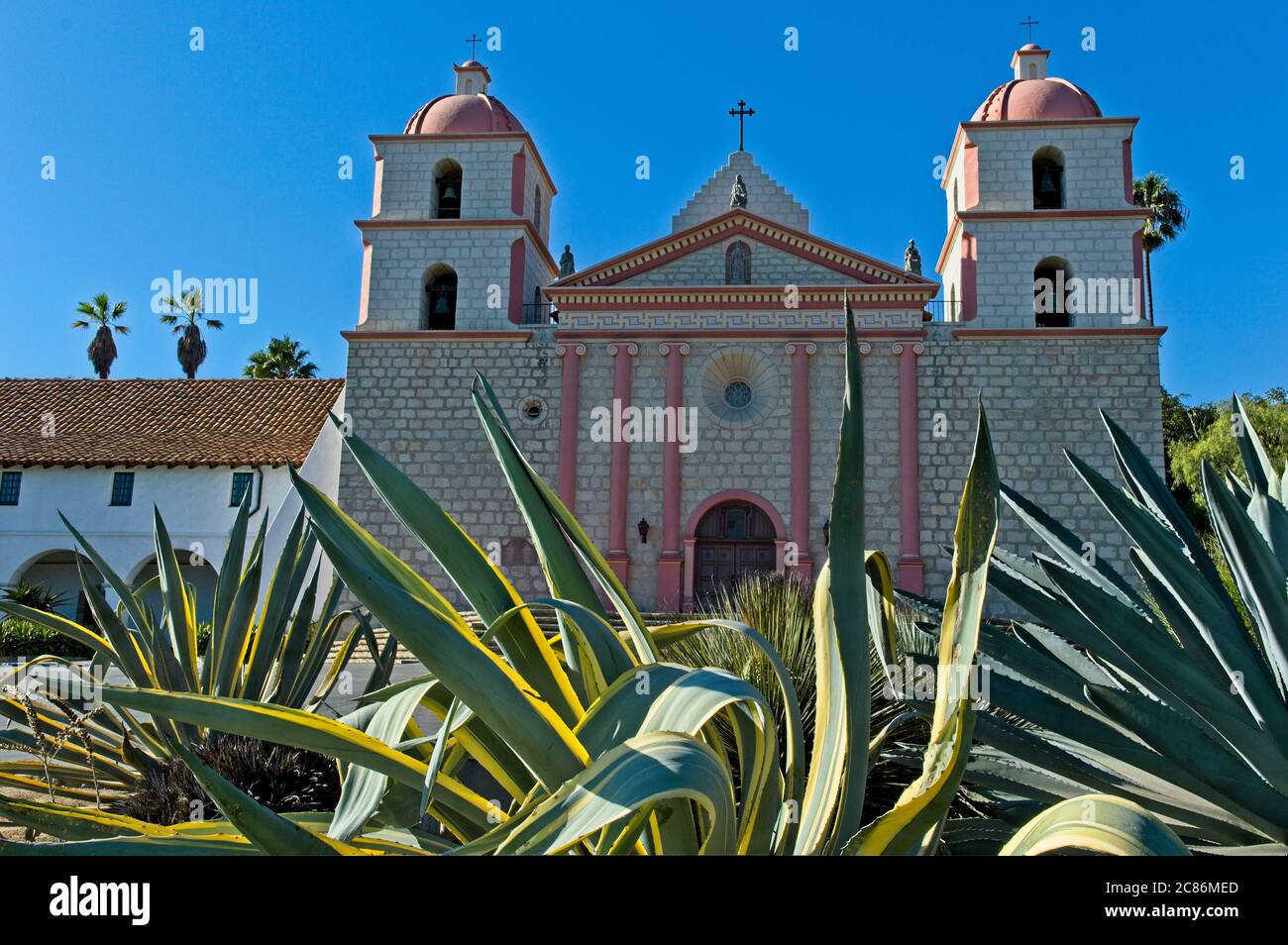 Alte Mission Santa Barbara, eine spanische Mission, die von Pater Fermín Lasuén am 4. Dezember 1786, dem Fest der heiligen Barbara, gegründet wurde. Architektur, Flora. Stockfoto