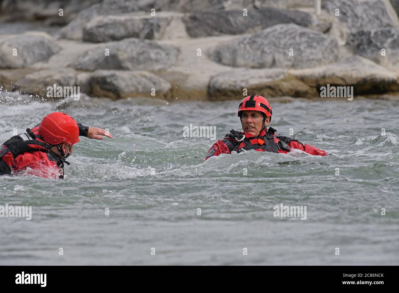 Teammitglieder der Calgary Fire Department Rescue Squad üben Flusswiedergewinnungstechniken auf dem Bow River Calgary Alberta Kanada Stockfoto
