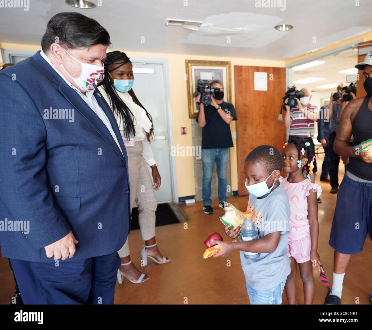 East St. Louis, Usa. Juli 2020. Gouverneur von Illinois J.B. Pritzker hält an, um mit einigen der Kinder während einer Tour durch das East St. Louis Youth Employment Center in East St. Louis, Illinois am Dienstag, 21. Juli 2020 zu sprechen. Das Zentrum unterstützt lokale Arbeitsplätze im Rahmen des Programms für die Beschäftigung junger Menschen. Foto von Bill Greenblatt/UPI Kredit: UPI/Alamy Live News Stockfoto