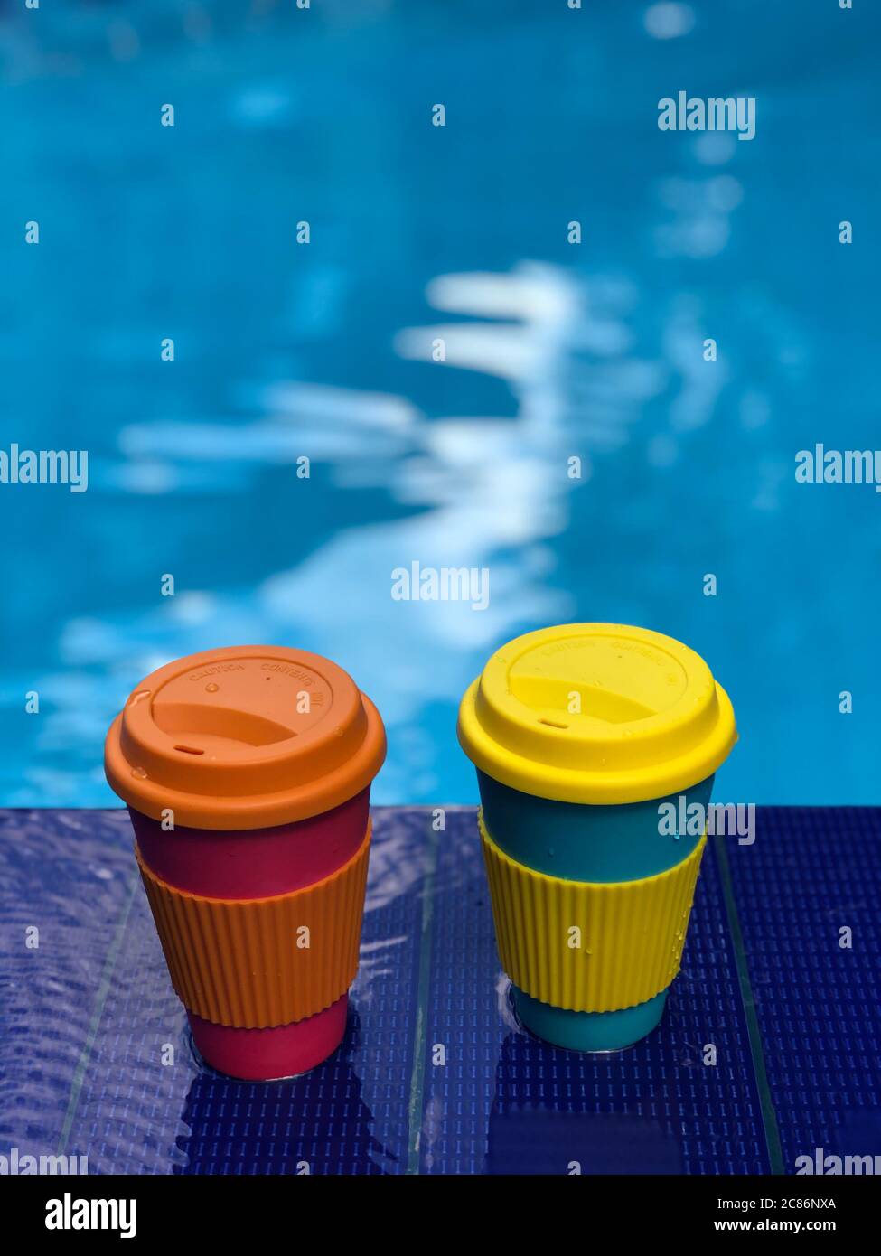 Wiederverwendbarer Bambusbecher am Pool Stockfoto