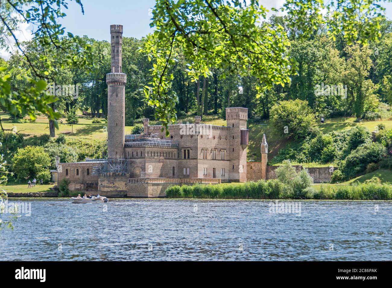 Potsdam, 12. Juli 2020: Babelsberg Park am Tiefensee an der Havel mit dem Dampfpumpenhaus, dem Freizeitboot und dem Wassersportsee Stockfoto