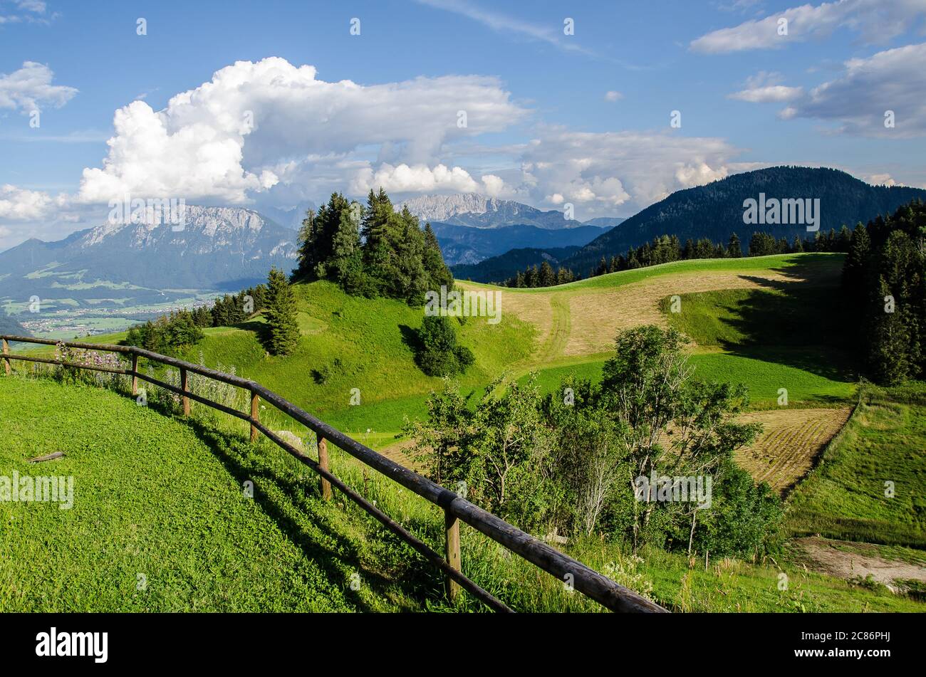 Herrliche Aussicht vom Gasthaus Bichler See auf das Kaisergebirge, eine der schönsten Landschaften der nördlichen Kalkalpen Stockfoto