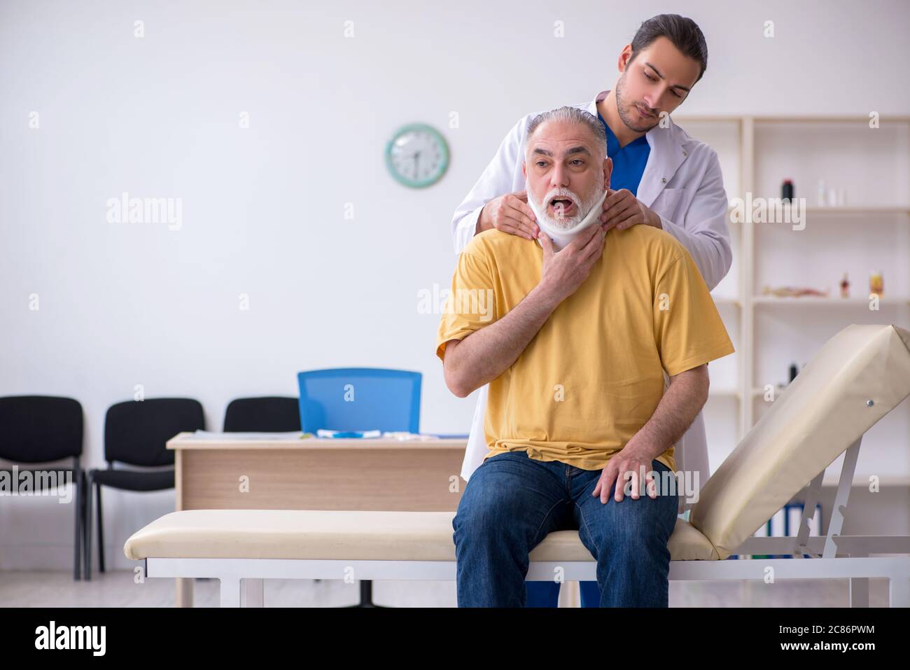 Alter Hals verletzten Mann besucht jungen Arzt Stockfoto