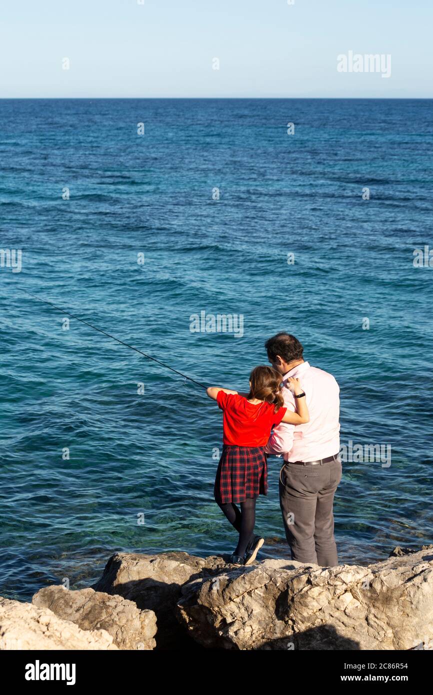 Vater und Tochter fischen in Zakynthos, Griechenland Stockfoto