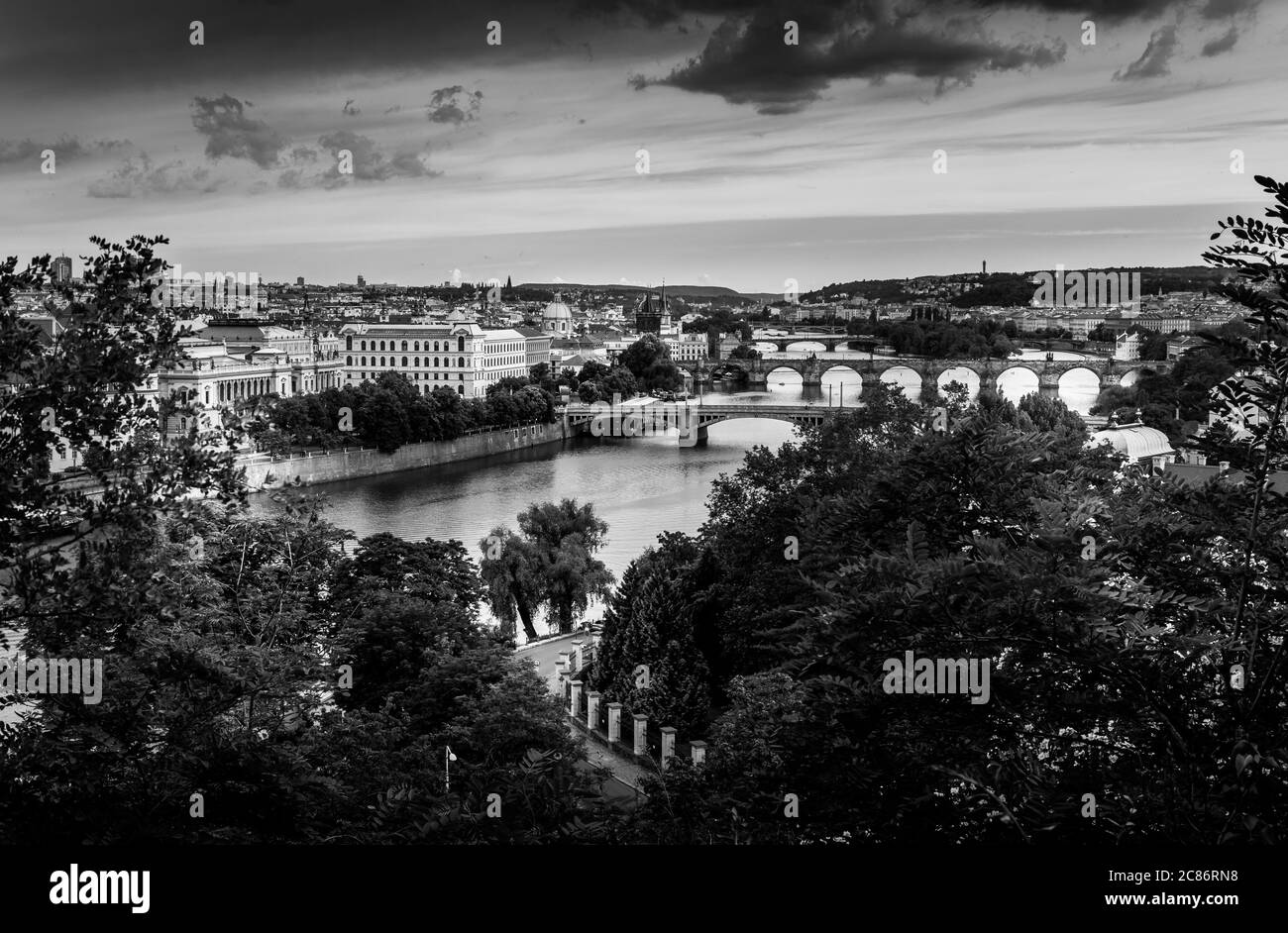 Schwarz-Weiß-Panorama des alten Prag, Tschechische Republik Stockfoto