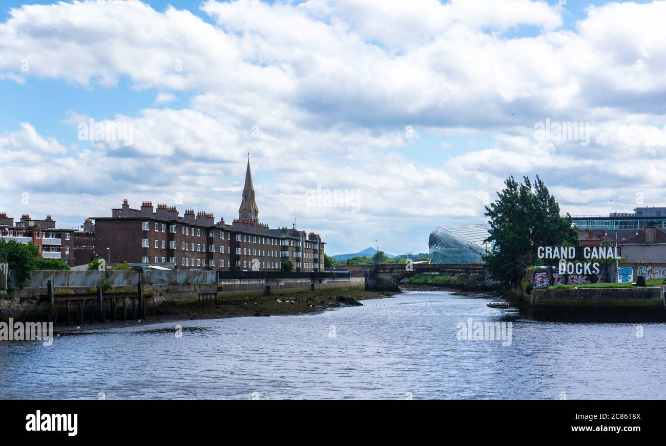 Grand Canal Docks, Dublin, Irland, mit dem Dorf und der Kirche von Ringsend auf der linken Seite und das Aviva Stadium in der Ferne. Stockfoto
