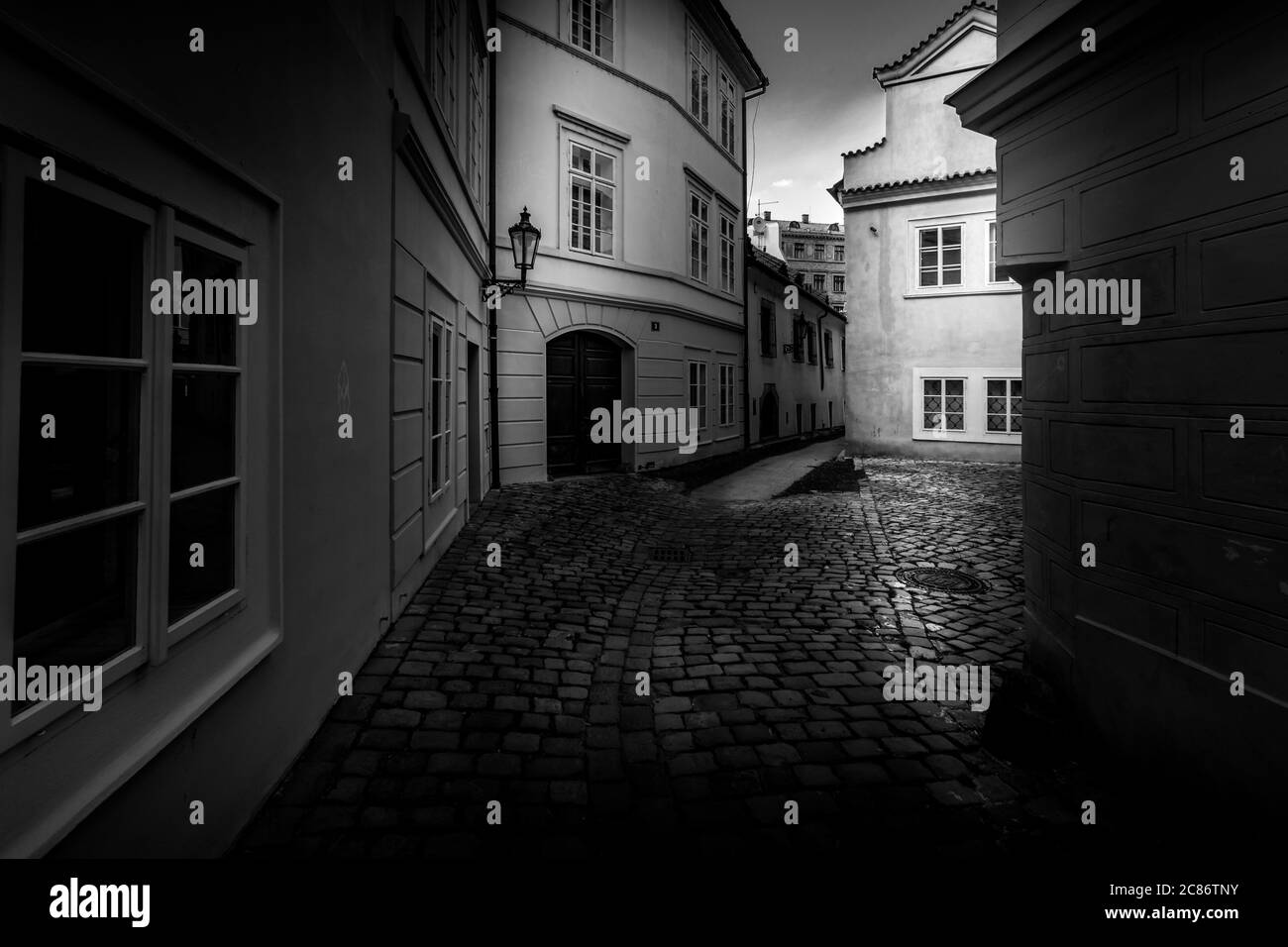 Schwarz-weiß malerische enge Gassen der Altstadt von Prag, Tschechische Republik Stockfoto