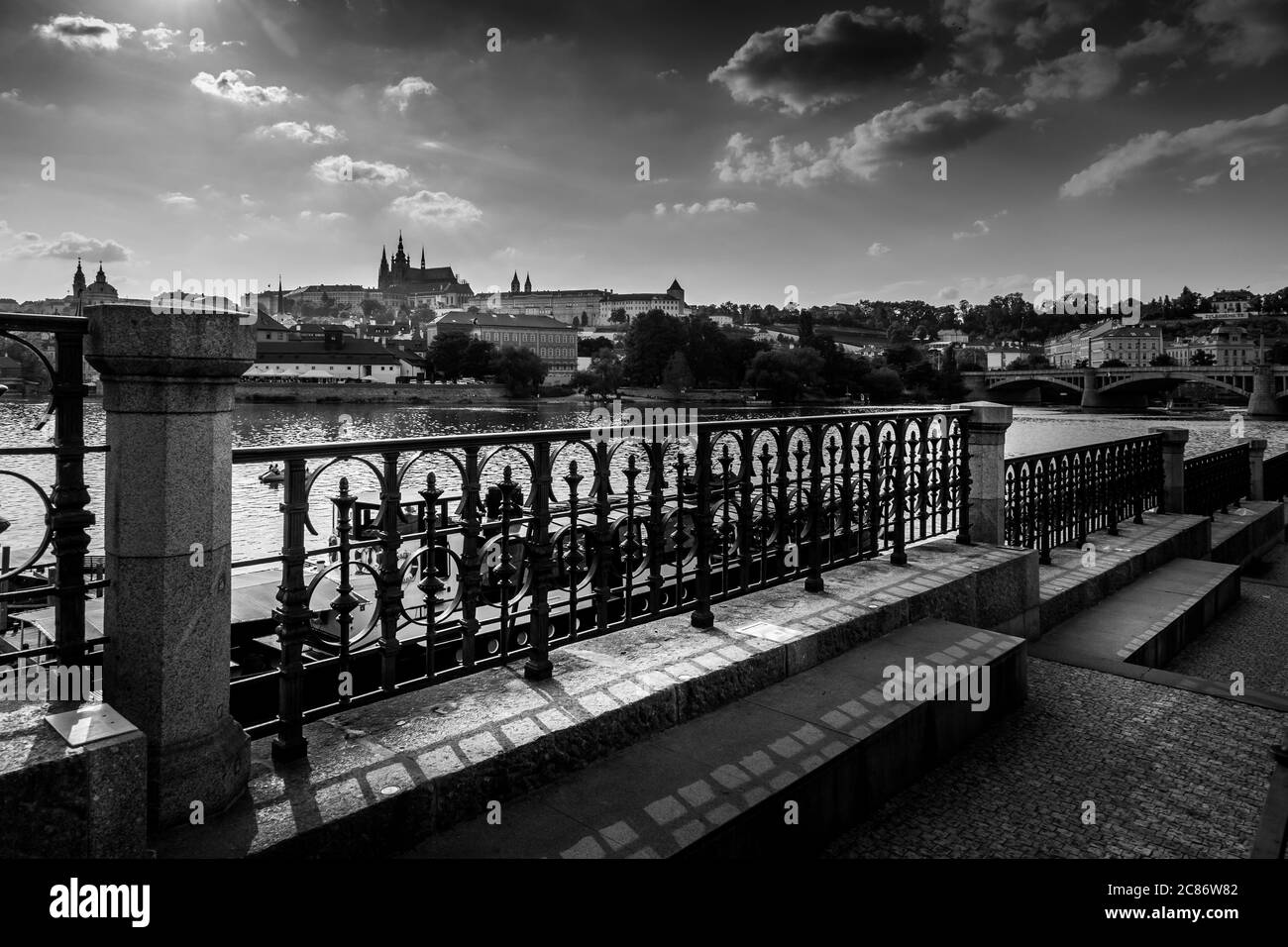 Schwarz-weiß malerisches Panorama des alten Prag, Tschechische Republik Stockfoto