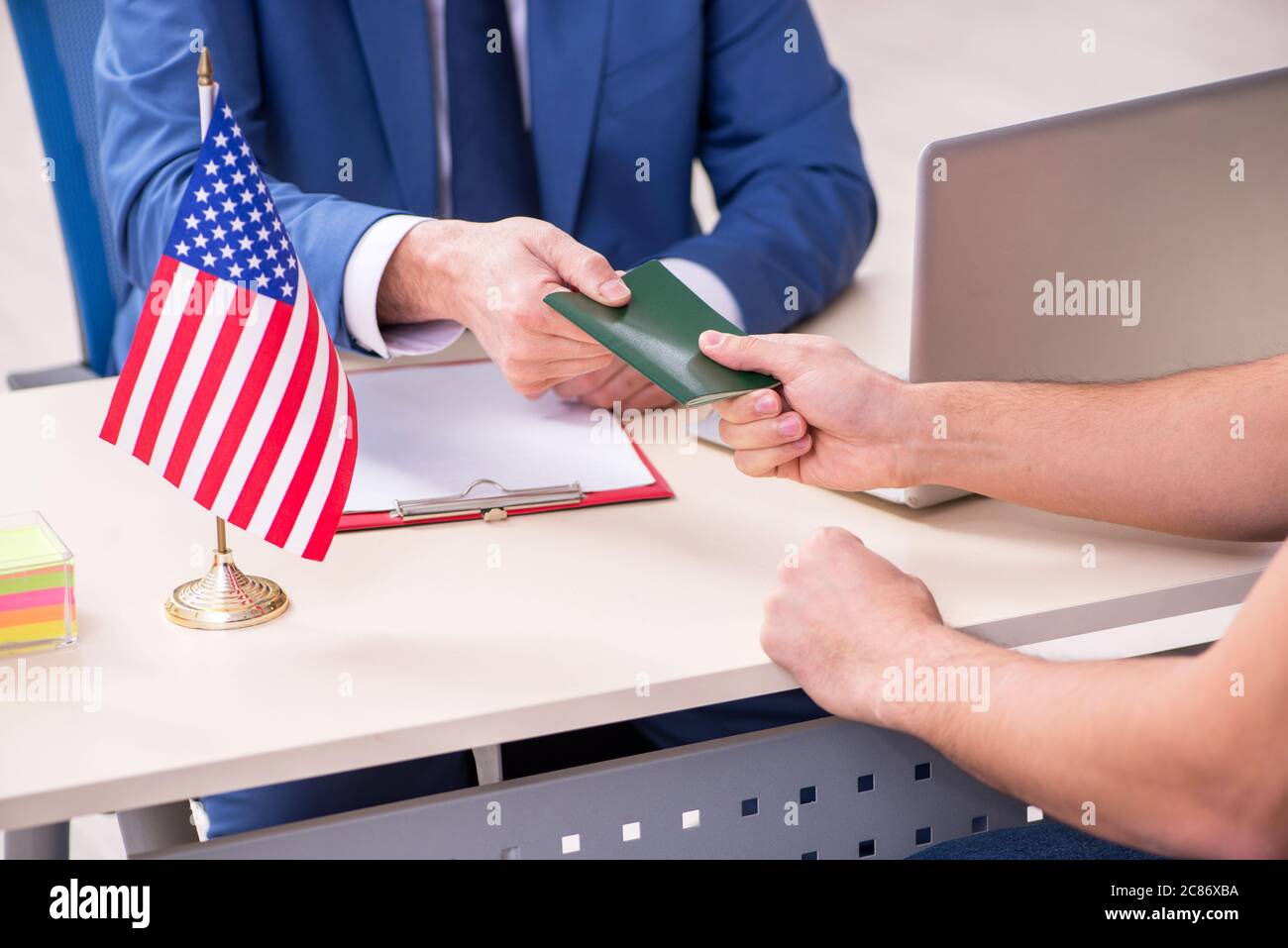 Junger Mann, der die Botschaft für das Visum besucht Stockfoto