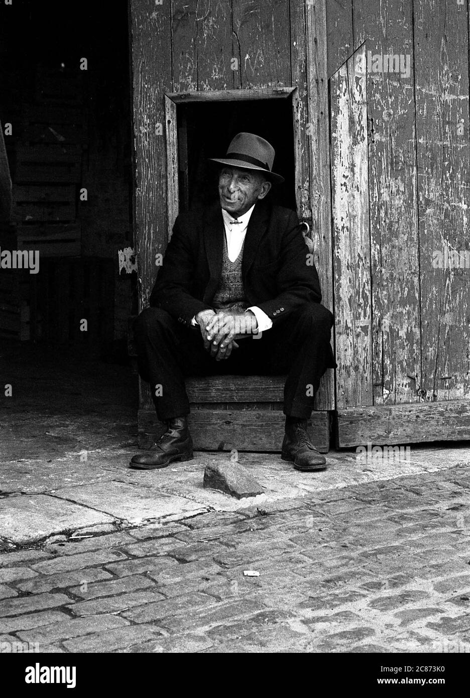 AJAXNETPHOTO. SEPTEMBER 1969. PORTSMOUTH, ENGLAND. - AUSGEDRÄNGT - IN DER SUSSEX STRASSE; LETZTE BILDER DER TOTTER UND IHRER STÄLLE IN DER SUSSEX STRASSE, BEVOR DIE GEBÄUDE ABGERISSEN WURDEN. FOTO: JONATHAN EASTLAND/AJAX REF: 356950 51 202206 33 Stockfoto