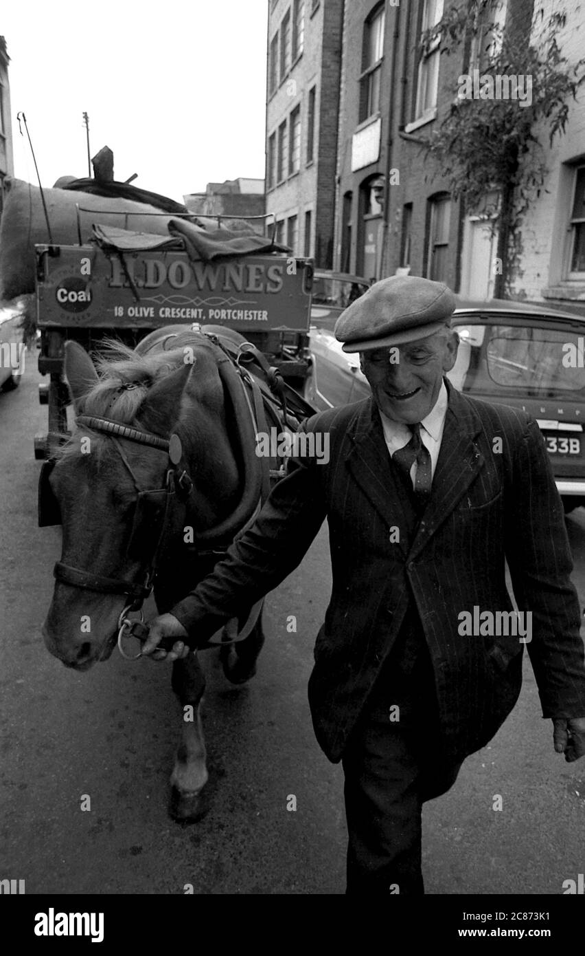 AJAXNETPHOTO. SEPTEMBER 1969. PORTSMOUTH, ENGLAND. - AUSGEDRÄNGT - IN DER SUSSEX STRASSE; LETZTE BILDER DER TOTTER UND IHRER STÄLLE IN DER SUSSEX STRASSE, BEVOR DIE GEBÄUDE ABGERISSEN WURDEN. FOTO: JONATHAN EASTLAND/AJAX REF: 356950 51 202206 34 Stockfoto