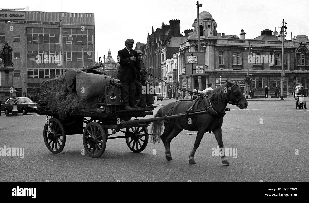 AJAXNETPHOTO. SEPTEMBER 1969. PORTSMOUTH, ENGLAND. - AUSGEDRÄNGT - IN DER SUSSEX STRASSE; LETZTE BILDER DER TOTTER UND IHRER STÄLLE IN DER SUSSEX STRASSE, BEVOR DIE GEBÄUDE ABGERISSEN WURDEN. PFERD UND WAGEN ÜBERQUEREN GUILDHALL PLATZ NACH VERLASSEN SUSSEX STRASSE. FOTO: JONATHAN EASTLAND/AJAX REF: 356950 51 202206 39 Stockfoto