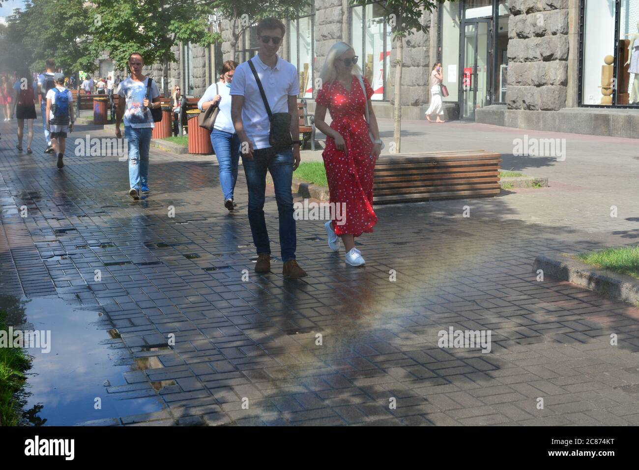 Menschen, die an der Kühlanlage entlang der Straße Chreschatyk in Kiew vorbeigehen. Stockfoto