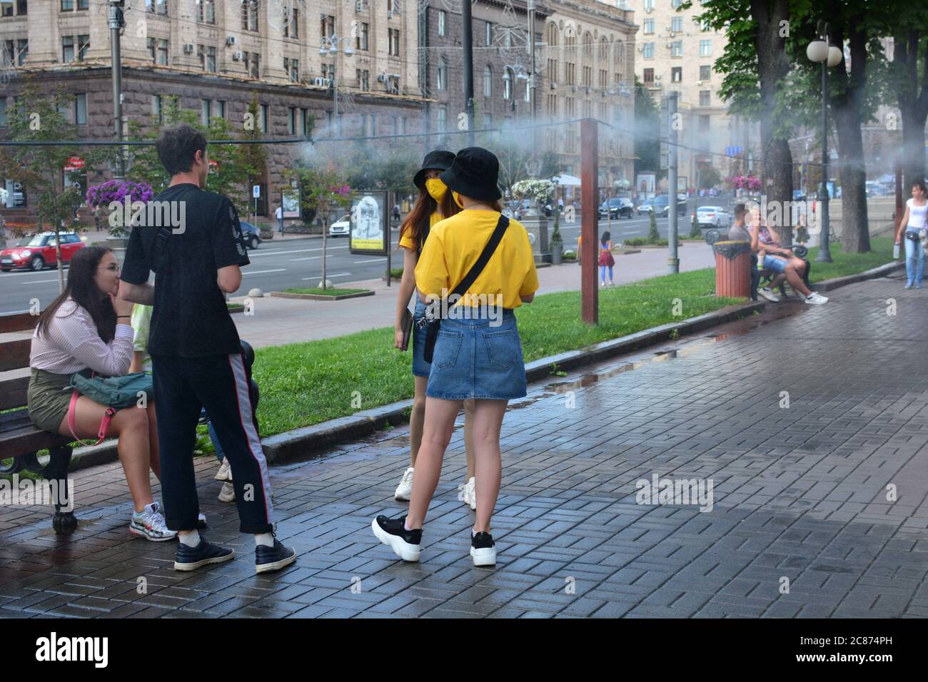 Menschen, die an der Kühlanlage entlang der Straße Chreschatyk in Kiew vorbeigehen. Stockfoto