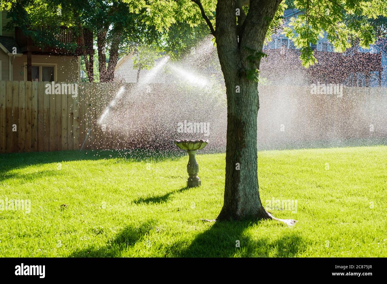 Eine Bodensprinkleranlage zur Bewässerung eines Rasens in Wichita, Kansas, USA. Stockfoto