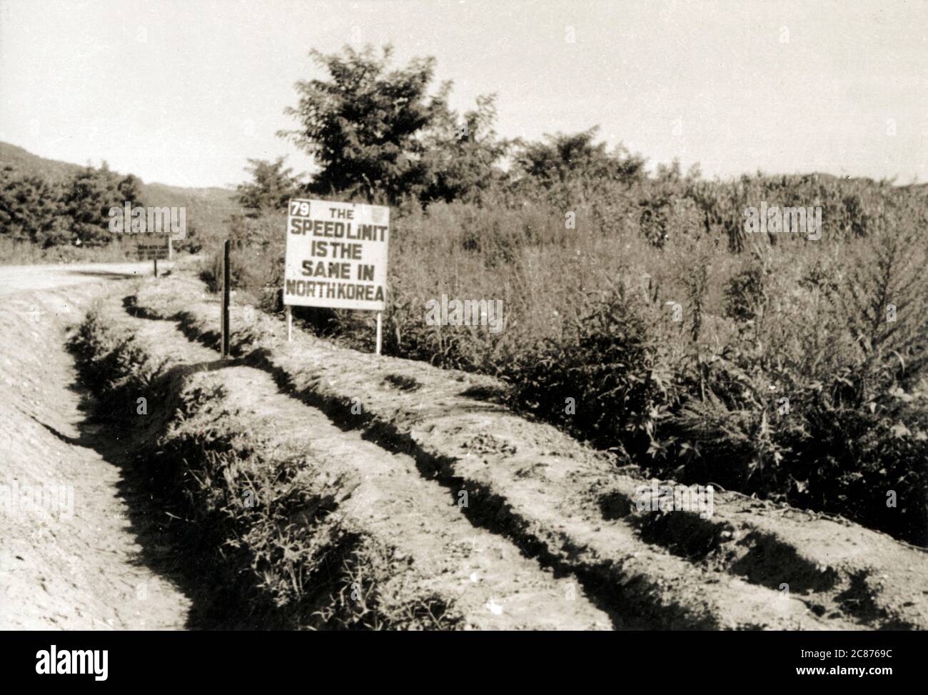 Koreakrieg – Schild mit Geschwindigkeitsbegrenzung in der Nähe des 38. Breitengrades Nord, der vor dem Koreakrieg die Grenze zwischen Nord- und Südkorea bildete. Stockfoto