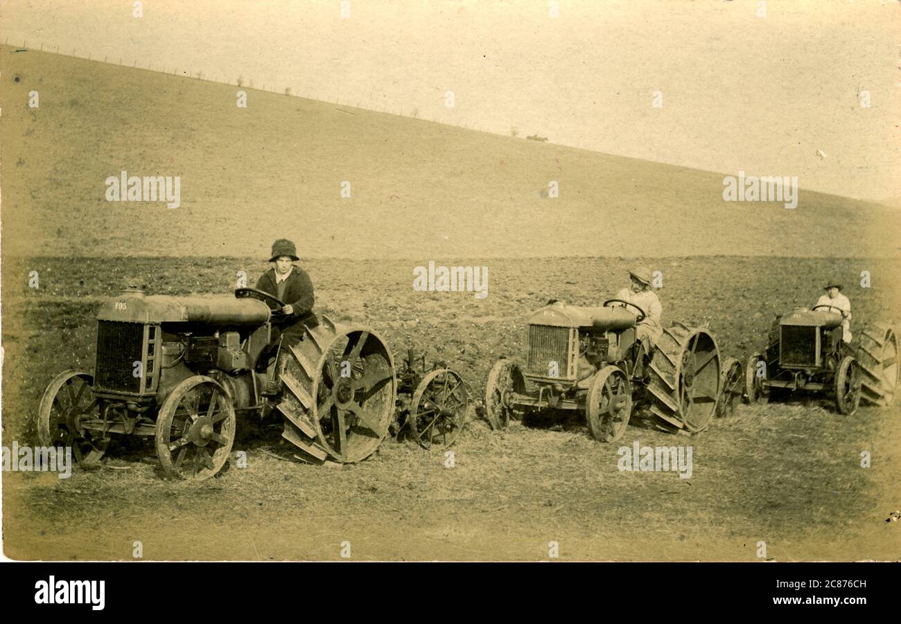 World war One Women's Land Army mit drei Fordson-Traktoren Stockfoto