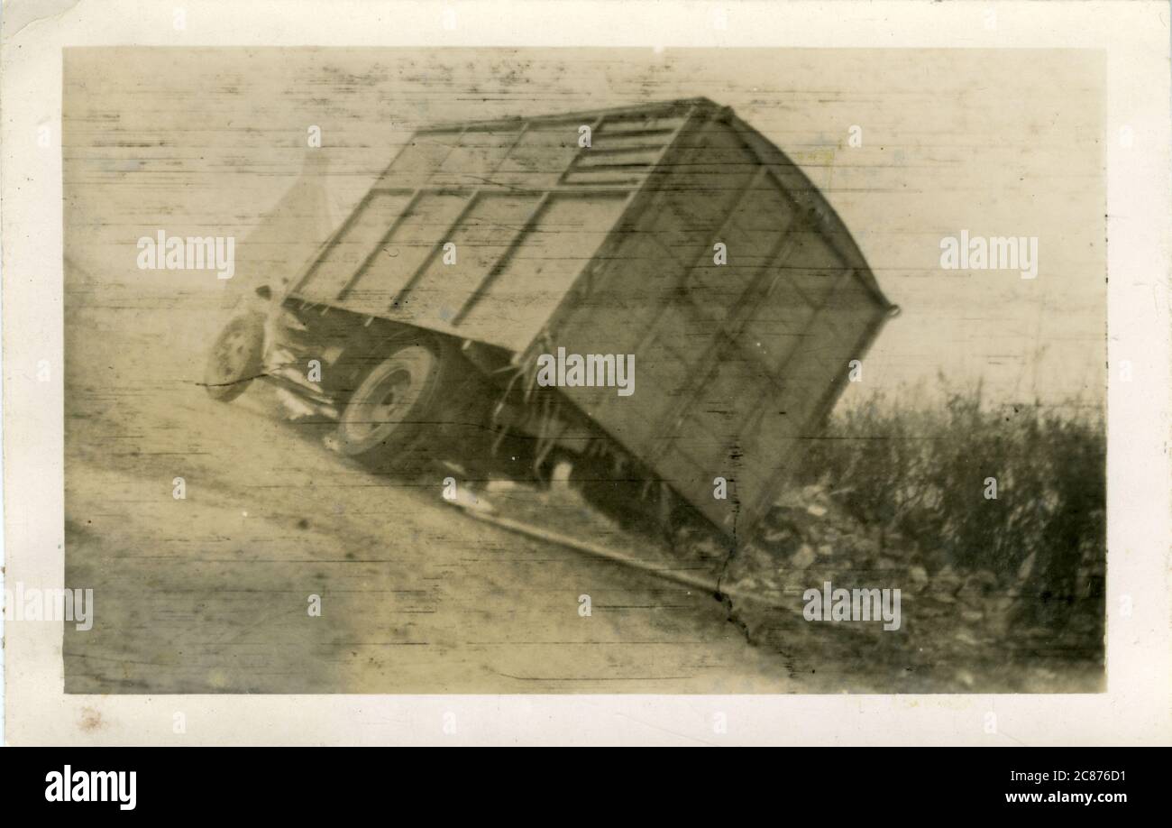 Hick's Cattle Truck - LKW-Unfall in Fog, Isington Bridge, Alton, Farnham, Hampshire, England. 1934 Stockfoto