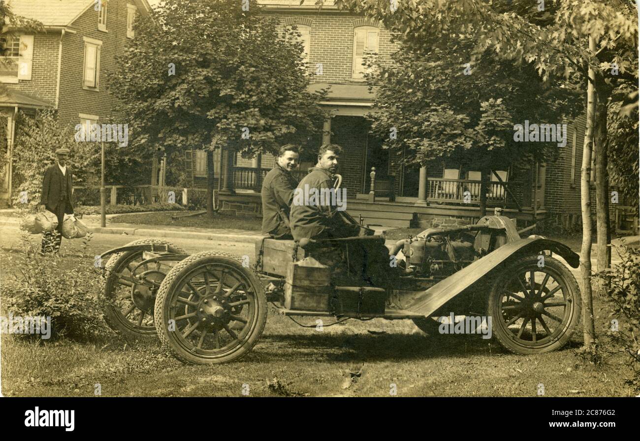 Oldtimer-Rennwagen, auf dem Gelände eines Hauses, Großbritannien Stockfoto