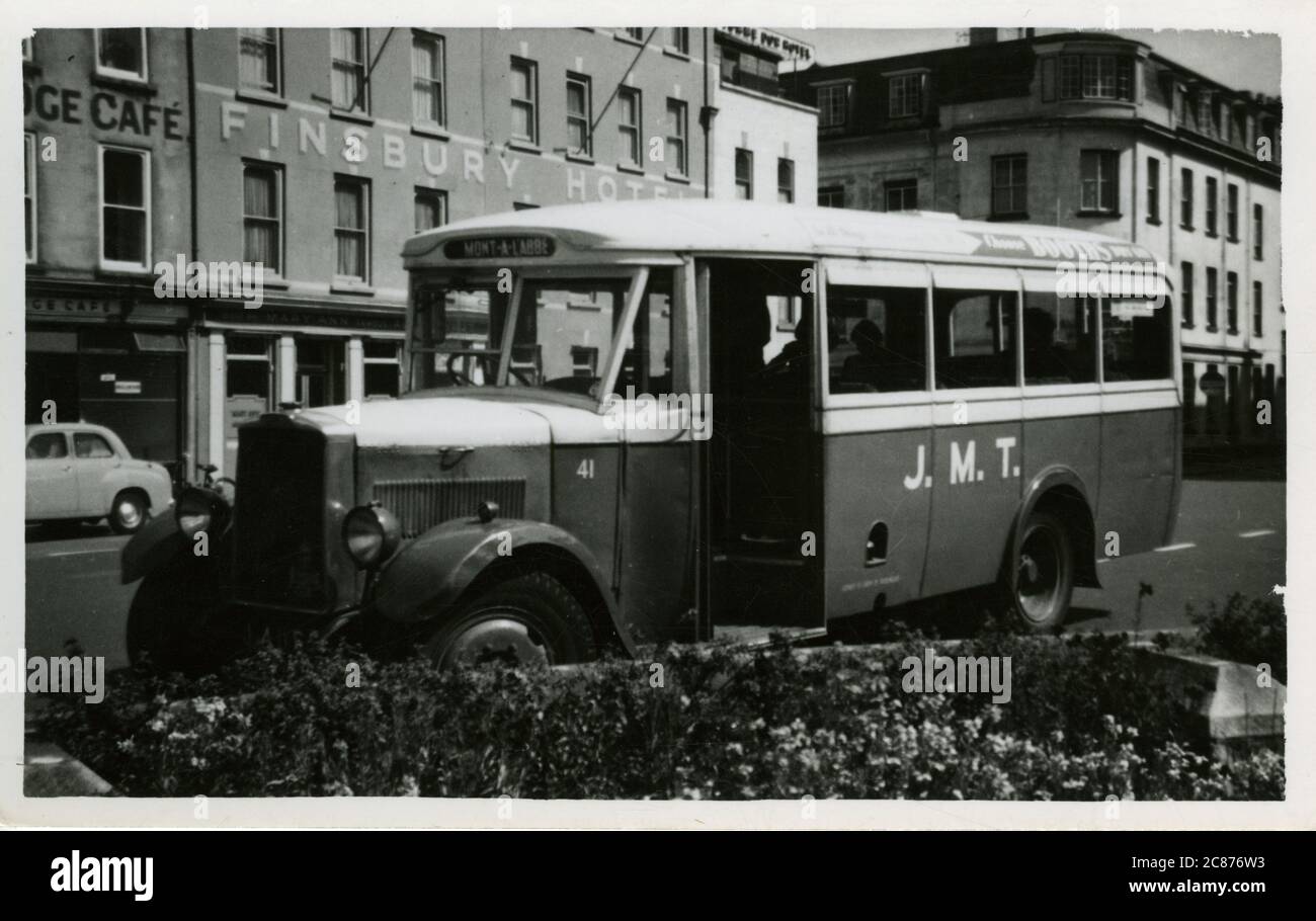 Vintage Leyland Cub Bus - JMT (Jersey Motor Transport), Finsbury Hotel, St Helier, Jersey, England. 1950 Stockfoto