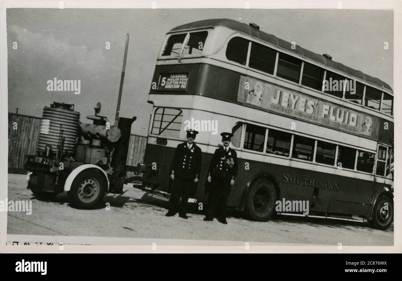 Leyland Vintage Bus mit Producer Gas Trailer WW2 Stockfoto
