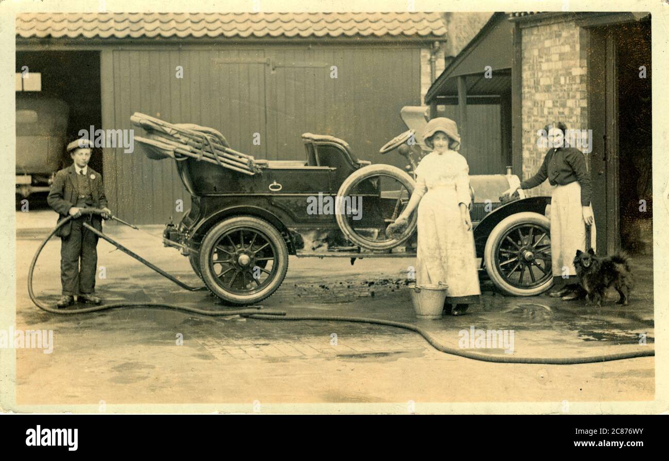 Leute waschen einen C1909 Napier Oldtimer, Großbritannien. Stockfoto