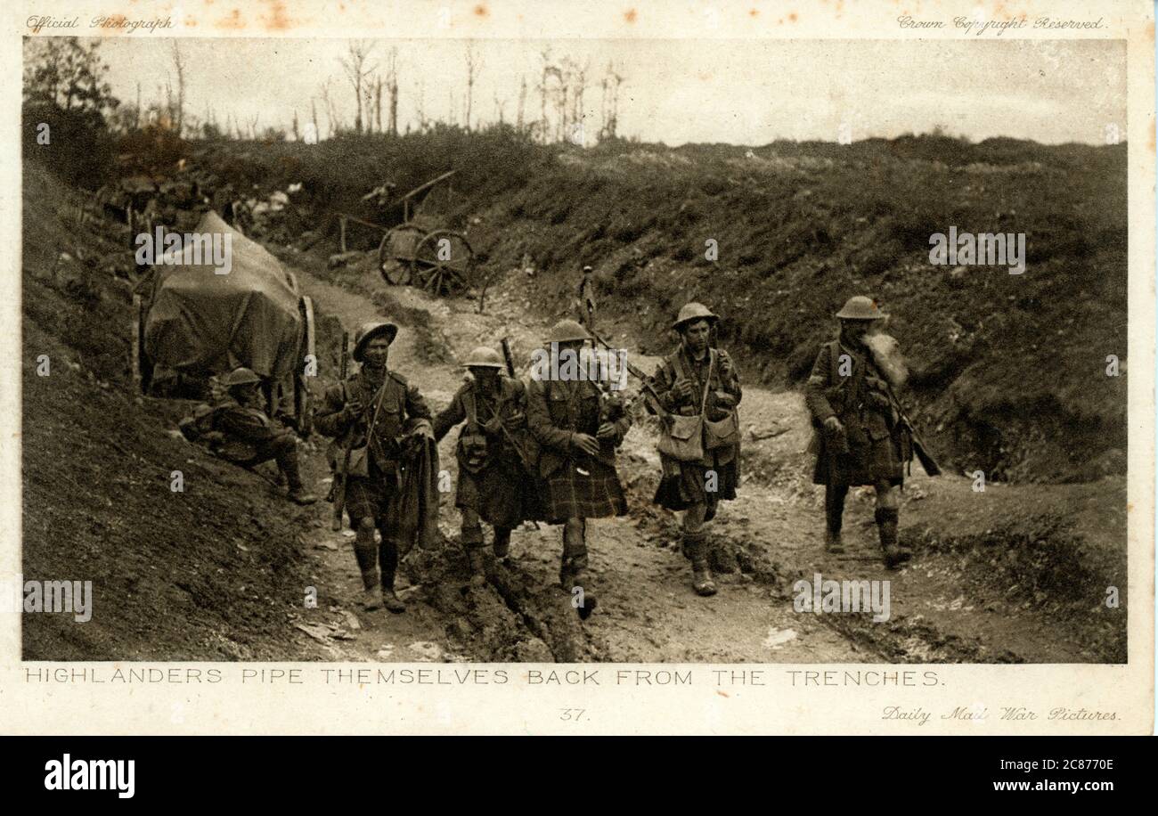 Die Highlanders ziehen sich von den Gräben zurück. WW1. Stockfoto