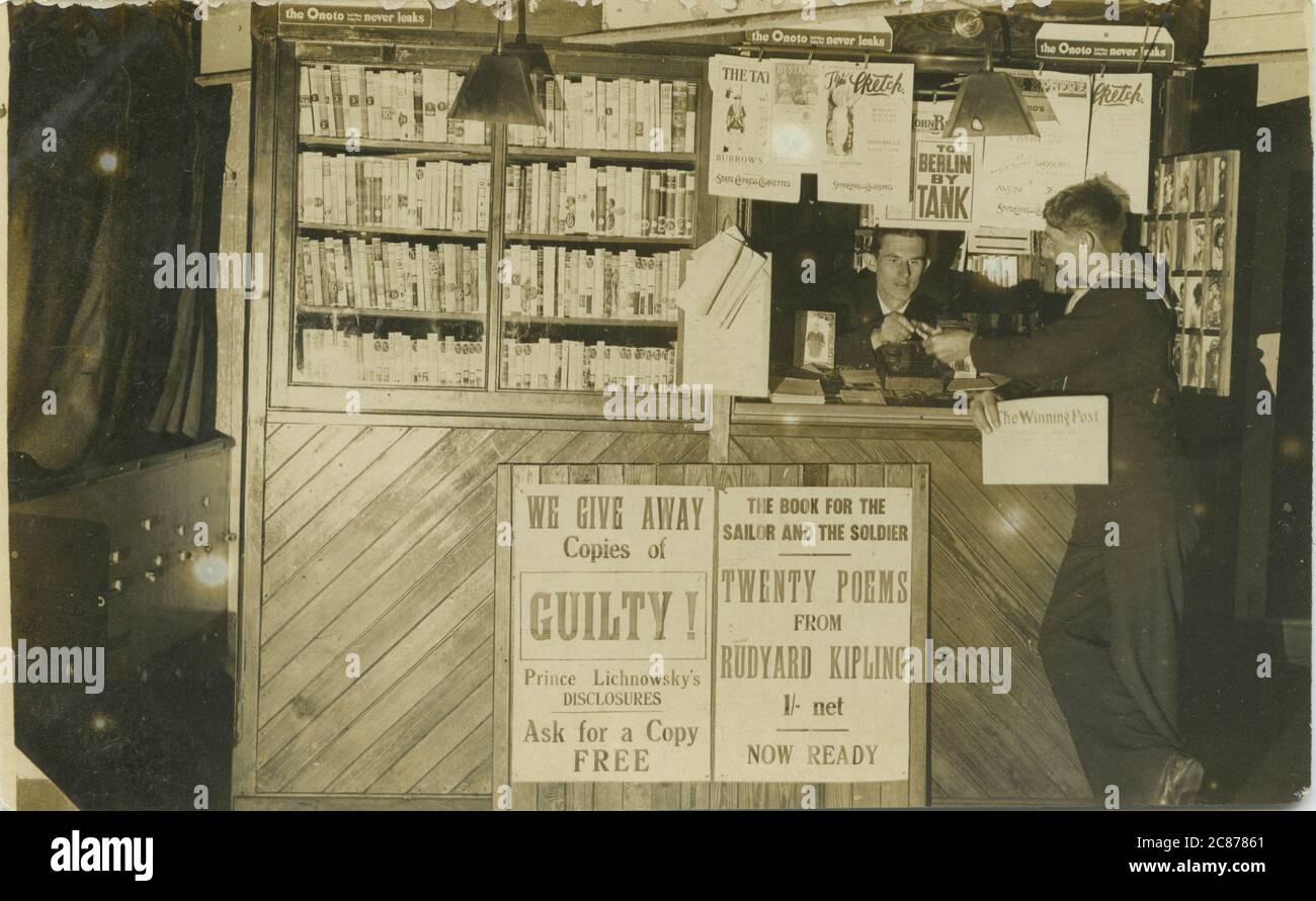 WW1 Warship - Buchladen und Tabakladen. Stockfoto