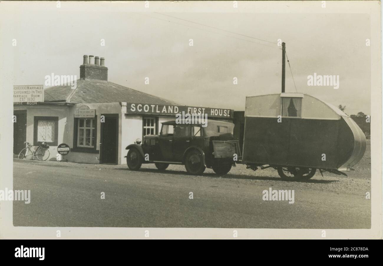 Standard 10 Oldtimer & Caravan, Gretna Green, Dumfries und Galloway, Schottland. Stockfoto