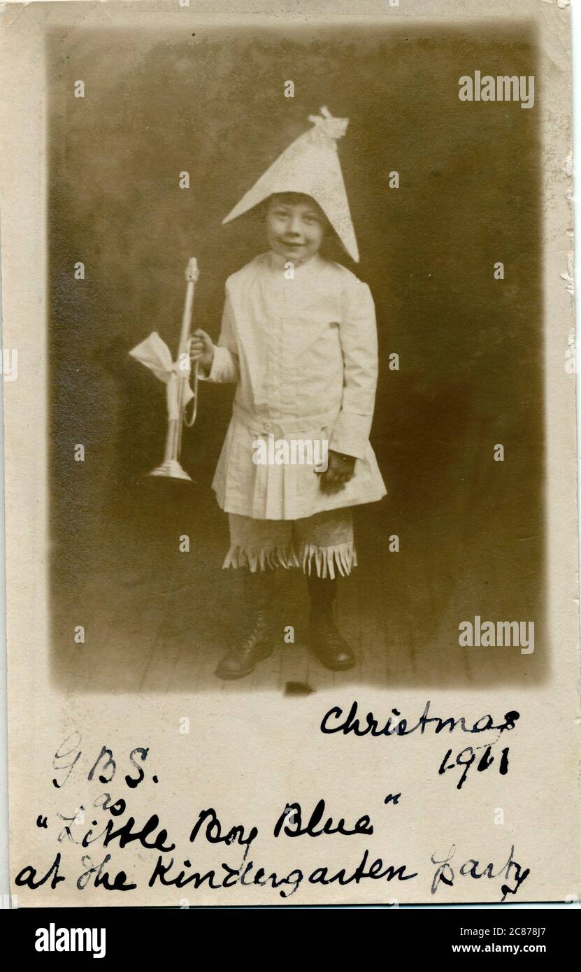 Ein kleiner Junge mit den Initialen G.B.S, gekleidet als Little Boy Blue für die Kindergartenparty, 1911 (oder möglicherweise 1921). Stockfoto