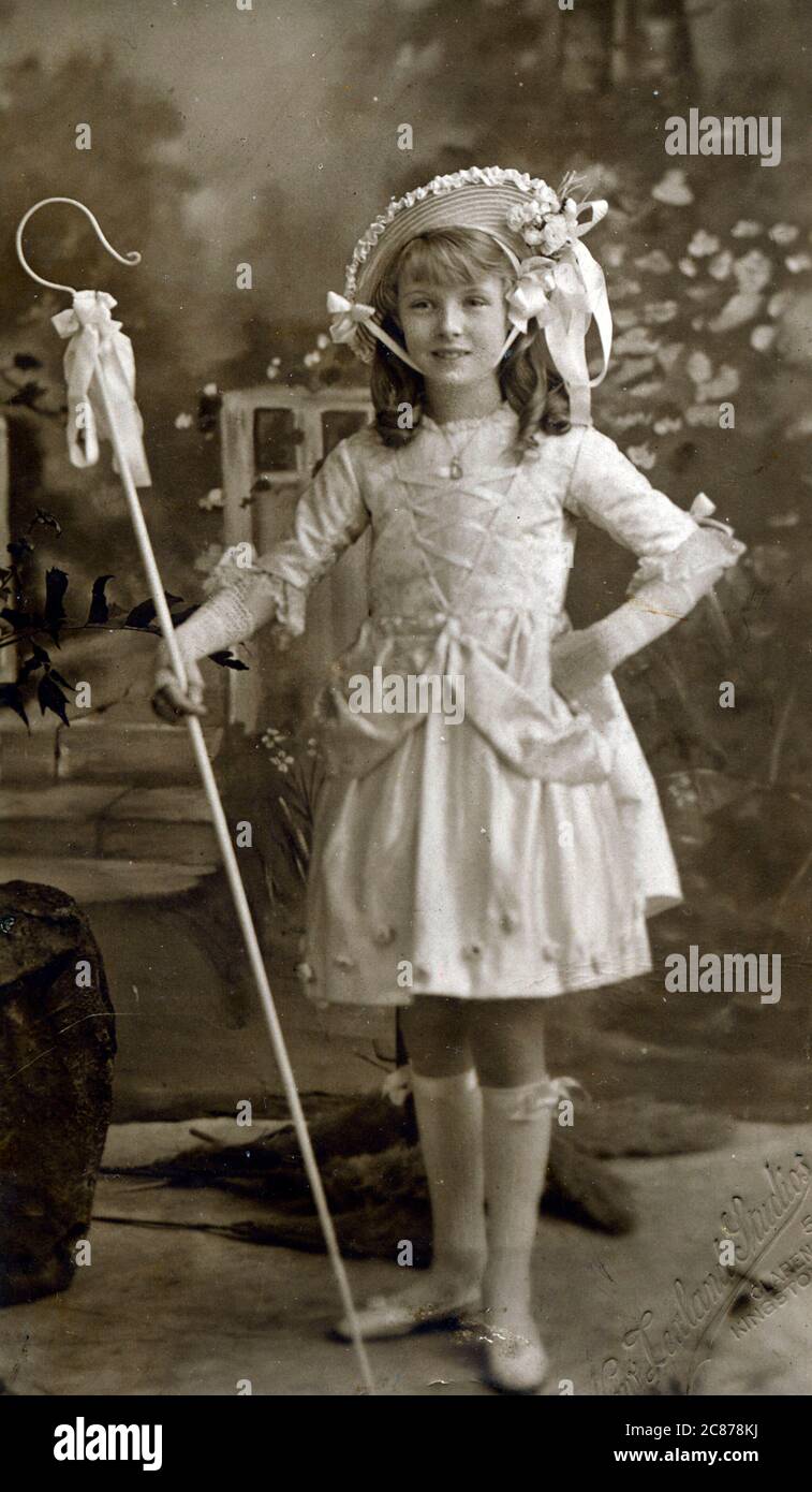 Ein kleines Mädchen namens Ursula, in einem sehr schicken Outfit als Kinderreim-Charakter gekleidet, Little Bo Peep für den Herrenhaus Ball, der vom Oberbürgermeister im Januar 1912 gehalten wurde. Datum: 1912 Stockfoto