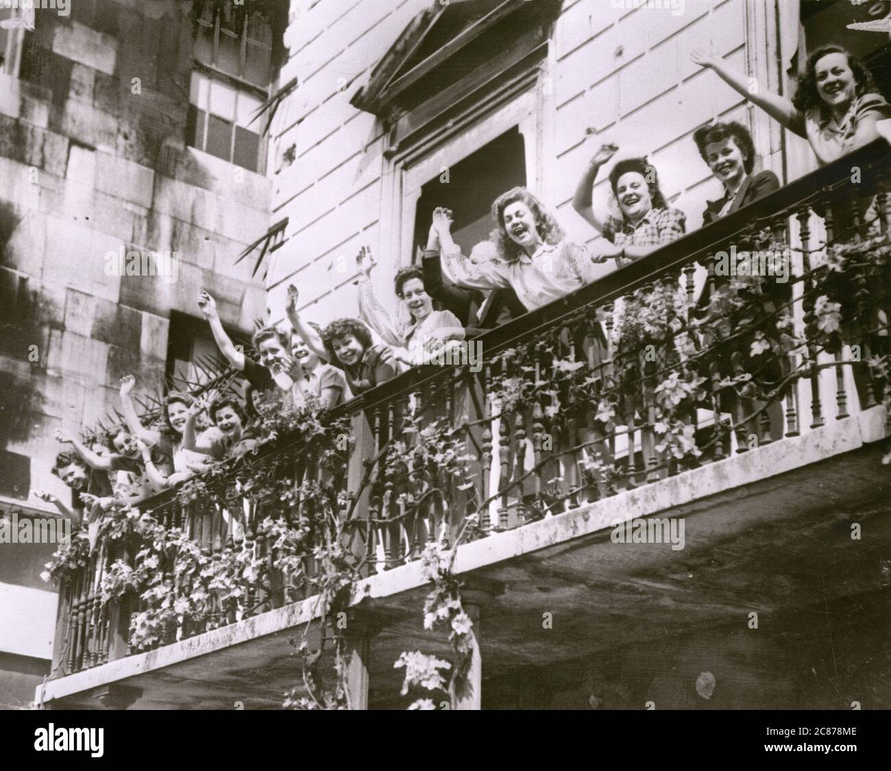 VE-Tag. In London winken viele Leute von einem Balkon. Stockfoto