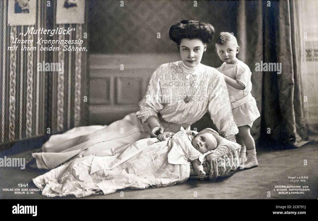 Kleinkind Prinz Wilhelm (19061940) und Baby Prinz Louis Ferdinand von