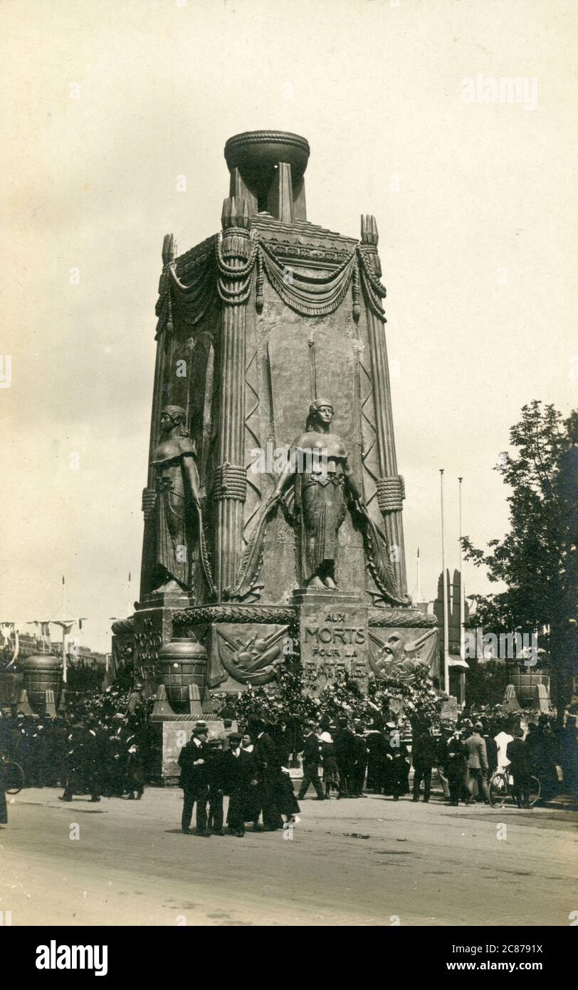 Siegesfeier im Juli 1919 - Moument aux Morts pour la Patrie (Monument to the Dead of the Vaterland/Country) - 8. Arrondissement, Paris, Frankreich. Stockfoto