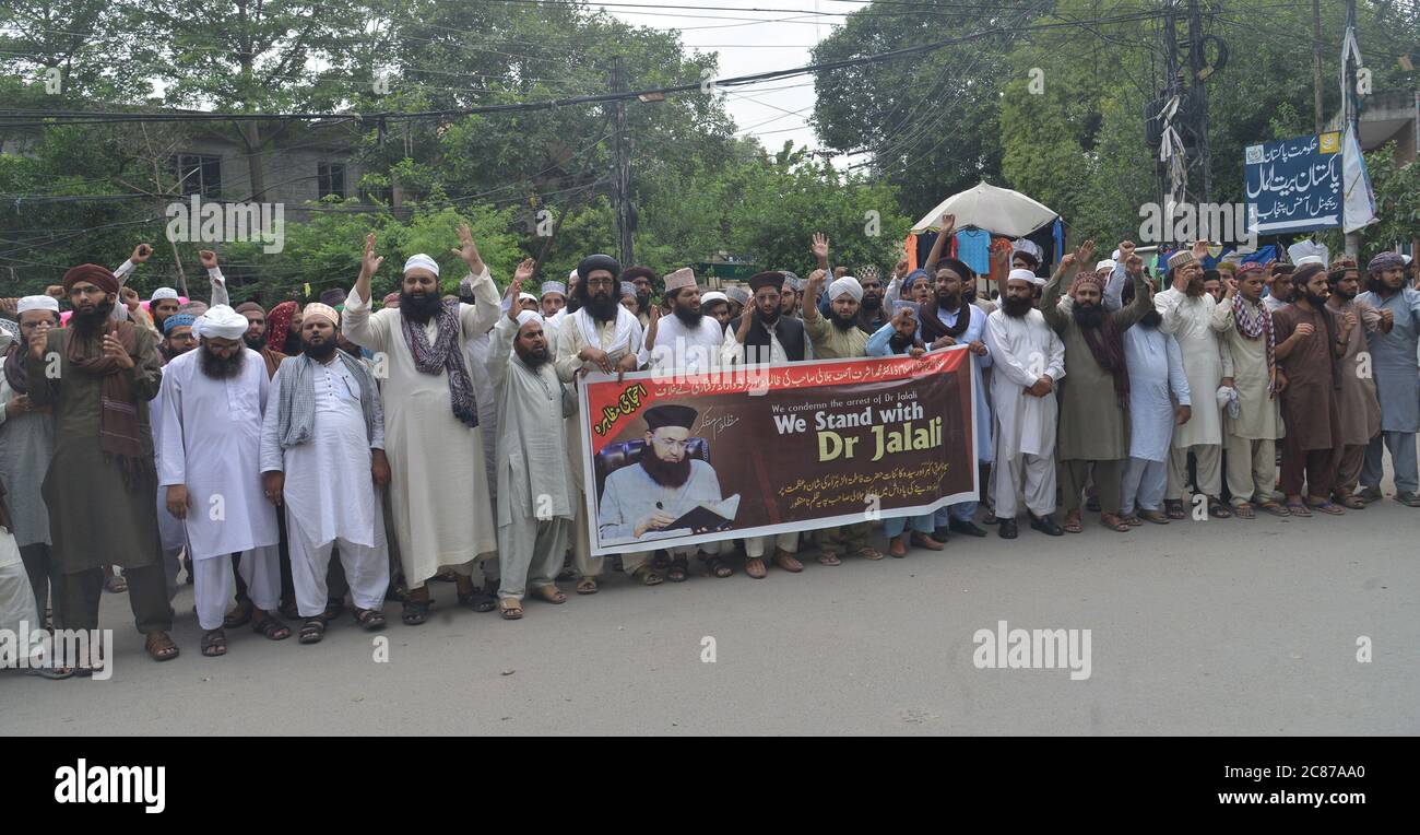 Pakistanische Aktivisten von Tehreek Labbaik Ya Rasool Allah (eine religiöse Gruppe) halten Protestdemonstration gegen die Verhaftung des religiösen Führers Dr. Muhammad Ashraf Asif Jalali Sahb. (Vorsitzender Tehreek Labbaik Ya RasoolAllah) (Gründer von Idara Sirat-e-Mustaqeem Pakistan) in Lahore. Tehreek-e-Labbaik Kleriker Dr. Ashraf Asif Jalali's blasphemische Bemerkungen evozierten sofortige Reaktion von sunnitischen und schiitischen muslimischen Gelehrten.sunnitischen und schiitischen Geistlichen verurteilen Ashraf Jalali über Blasphemie von Bibi Fatima Zahra, der geliebten Tochter von Hazrat Mohammad (PBUH), der letzten Apostel Gottes und Prophet des Islam und der Menschheit. (Ph Stockfoto