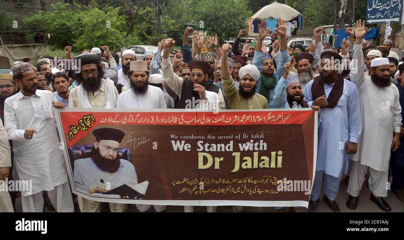 Pakistanische Aktivisten von Tehreek Labbaik Ya Rasool Allah (eine religiöse Gruppe) halten Protestdemonstration gegen die Verhaftung des religiösen Führers Dr. Muhammad Ashraf Asif Jalali Sahb. (Vorsitzender Tehreek Labbaik Ya RasoolAllah) (Gründer von Idara Sirat-e-Mustaqeem Pakistan) in Lahore. Tehreek-e-Labbaik Kleriker Dr. Ashraf Asif Jalali's blasphemische Bemerkungen evozierten sofortige Reaktion von sunnitischen und schiitischen muslimischen Gelehrten.sunnitischen und schiitischen Geistlichen verurteilen Ashraf Jalali über Blasphemie von Bibi Fatima Zahra, der geliebten Tochter von Hazrat Mohammad (PBUH), der letzten Apostel Gottes und Prophet des Islam und der Menschheit. (Ph Stockfoto