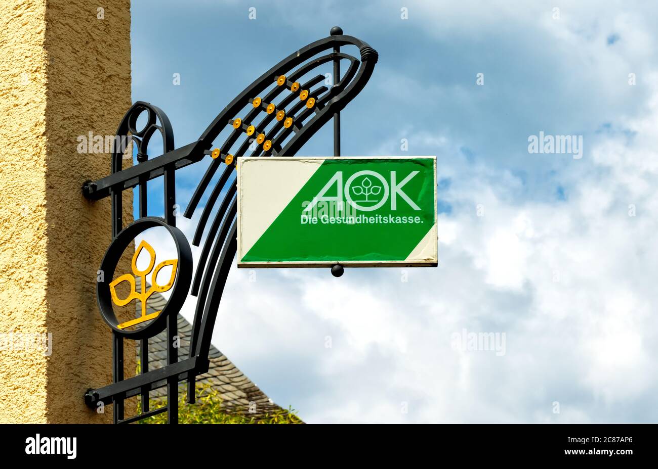 Linz, Deutschland, 07/12/2020: AOK-Schild an einer schönen Fassade in Linz, Deutschland Stockfoto