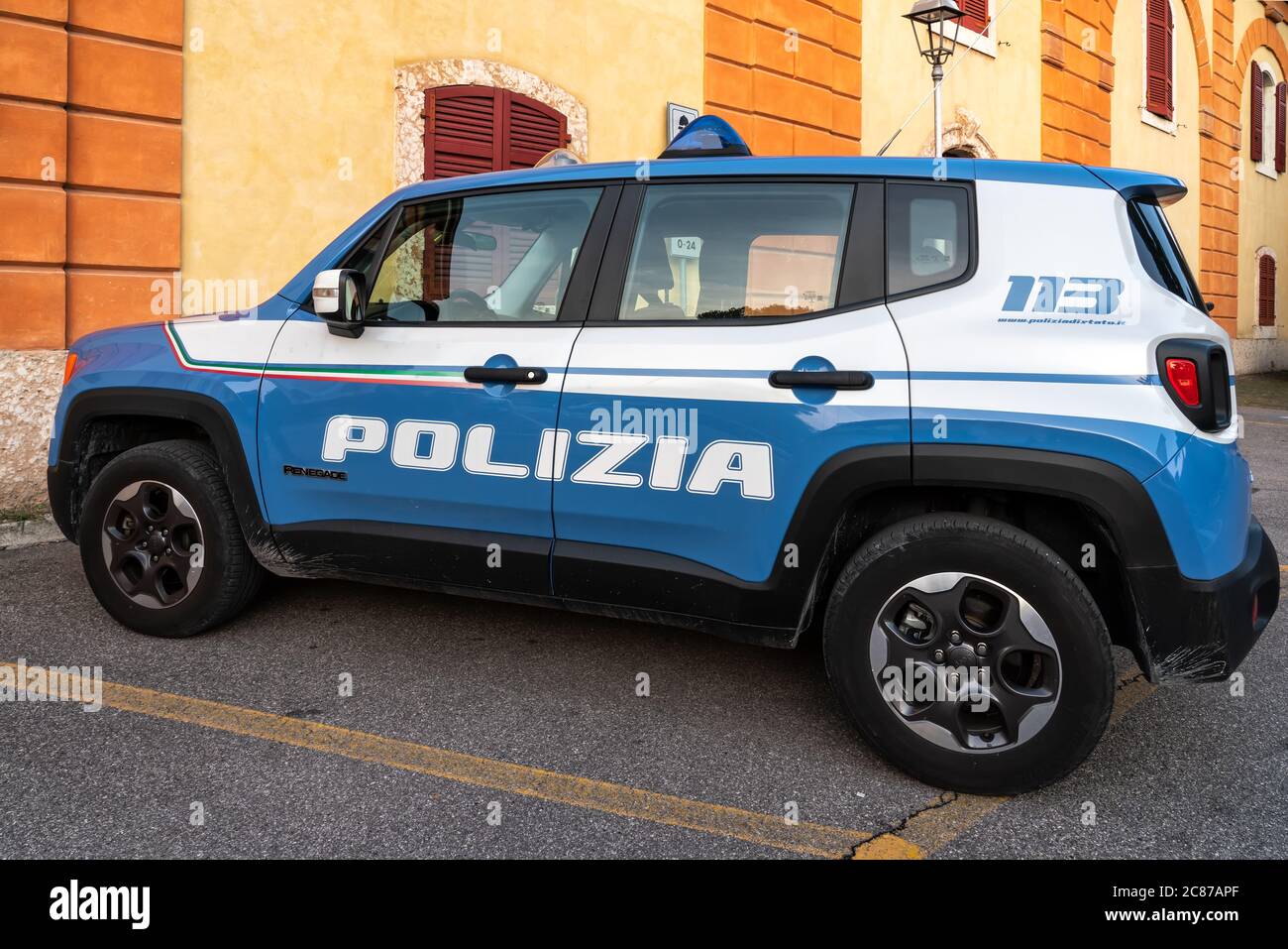 Italienische Polizeiauto. Die Polizia di Stato ist eine der nationalen Polizeikräfte Italiens, die Hauptpolizei für die Polizeidienststellen Stockfoto