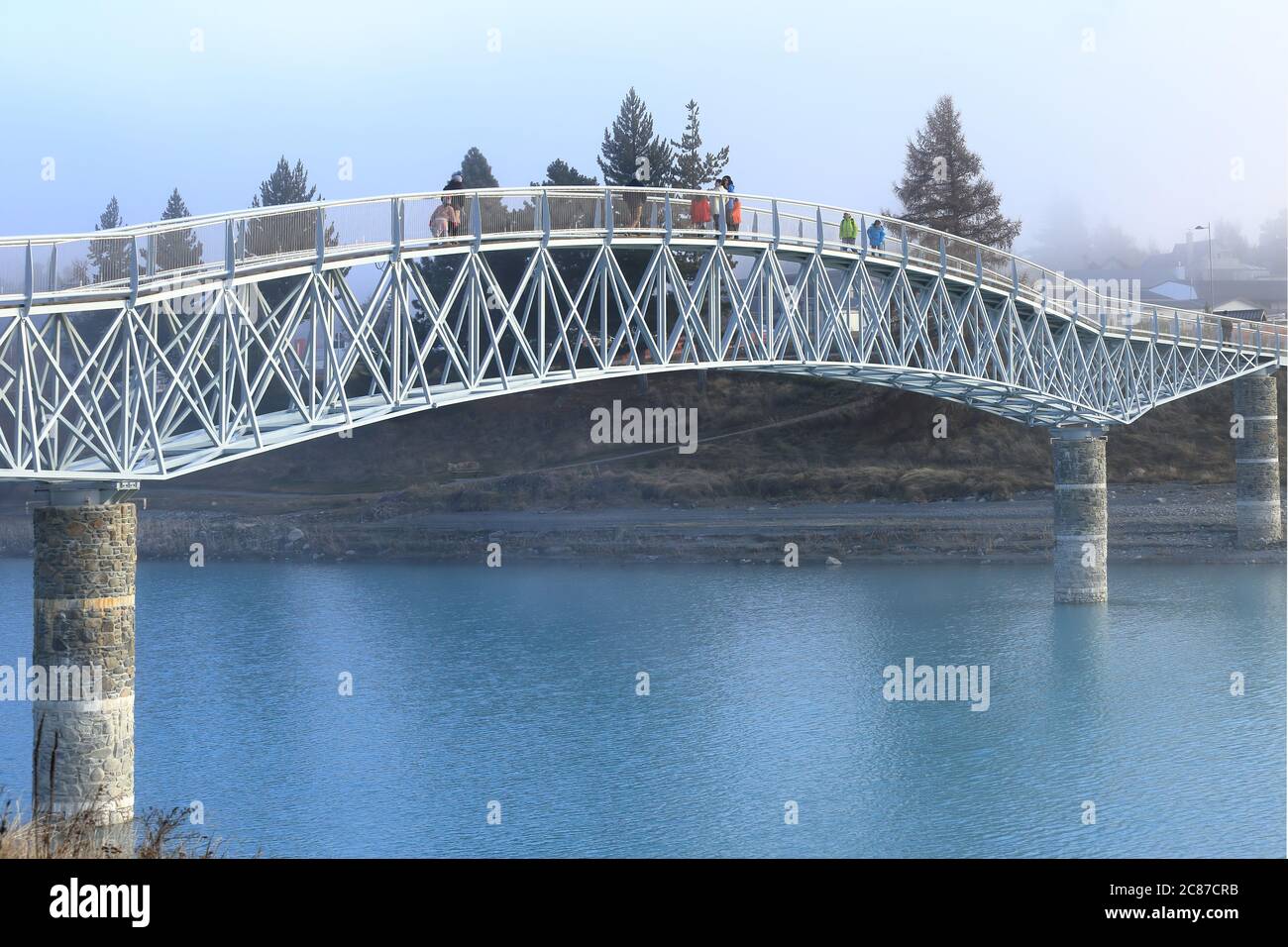 Lake Tekapo Fußgängerbrücke im Winter Stockfoto