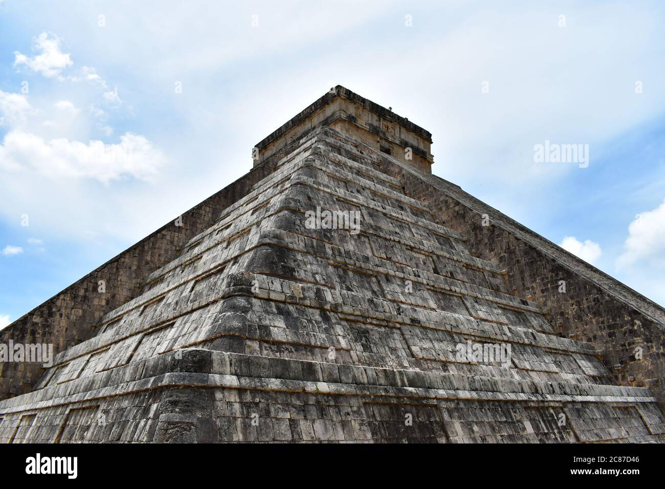 Tempel von Kukulkan in Chichen Itzá in der alten Maya-Stadt in Mexiko. Blick nach oben auf den wolkigen Himmel von der Ecke der Pyramide Stockfoto