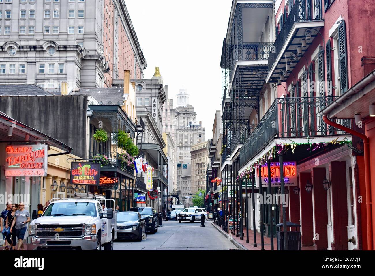 Die Bars und Neonschilder entlang der Bourbon Street im French Quarter, New Orleans. Tagsüber schlendern die Besucher durch die ruhigen Straßen. Stockfoto