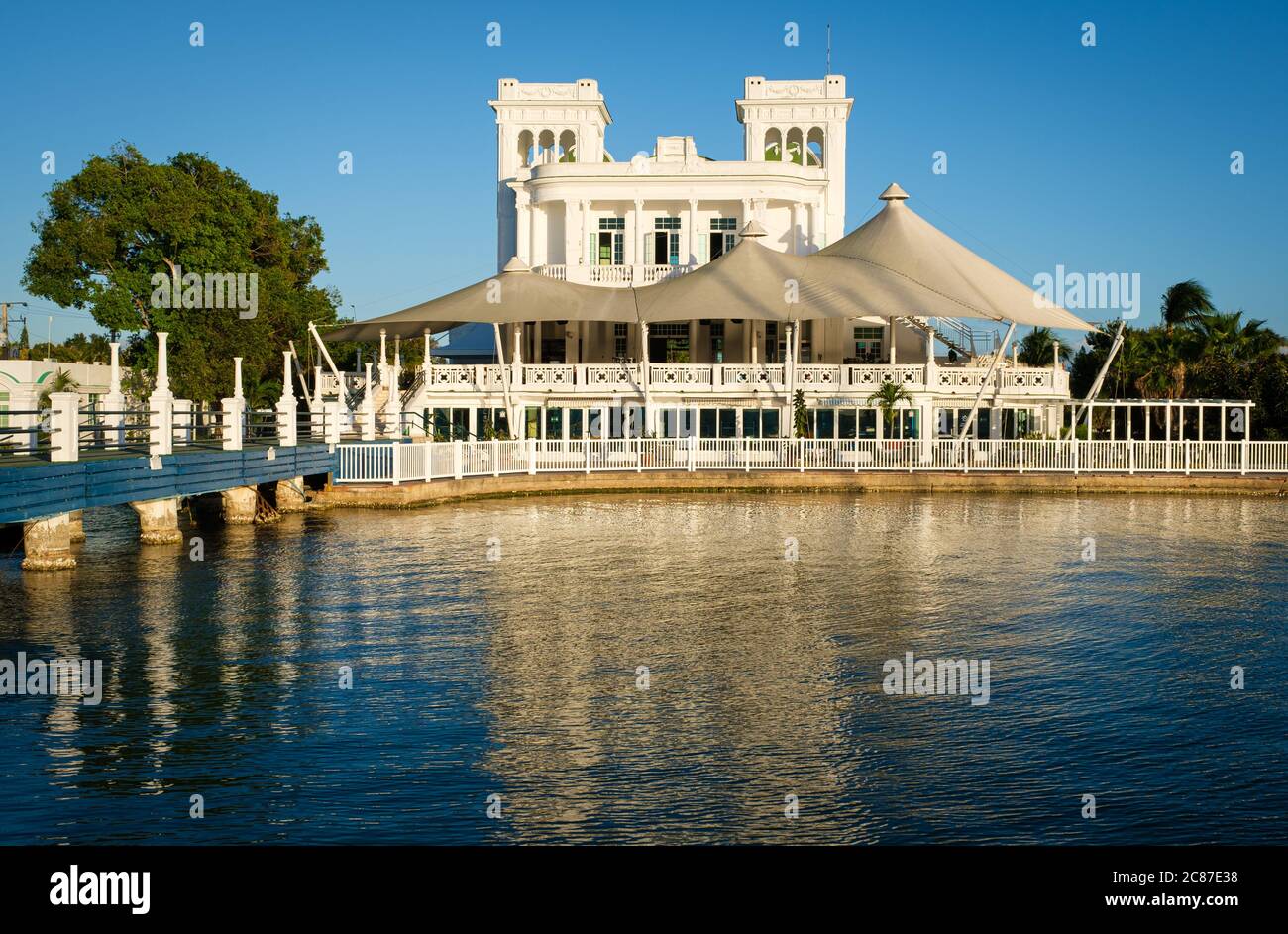 CIENFUEGOS, KUBA - CA. JANUAR 2020: Blick auf den Club und die Marina von Cienfuegos Stockfoto