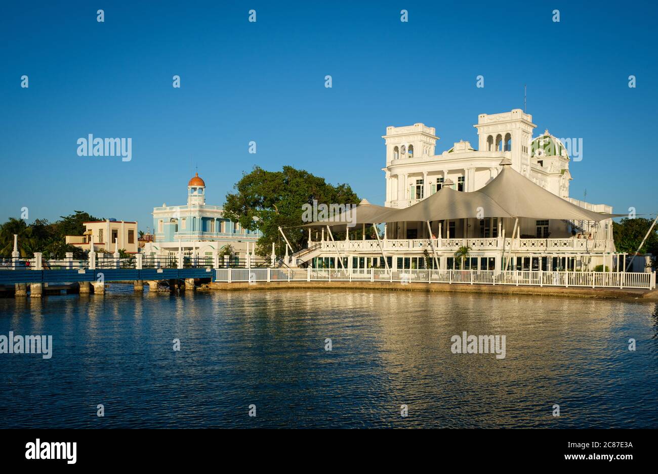 CIENFUEGOS, KUBA - CA. JANUAR 2020: Blick auf den Club und die Marina von Cienfuegos Stockfoto