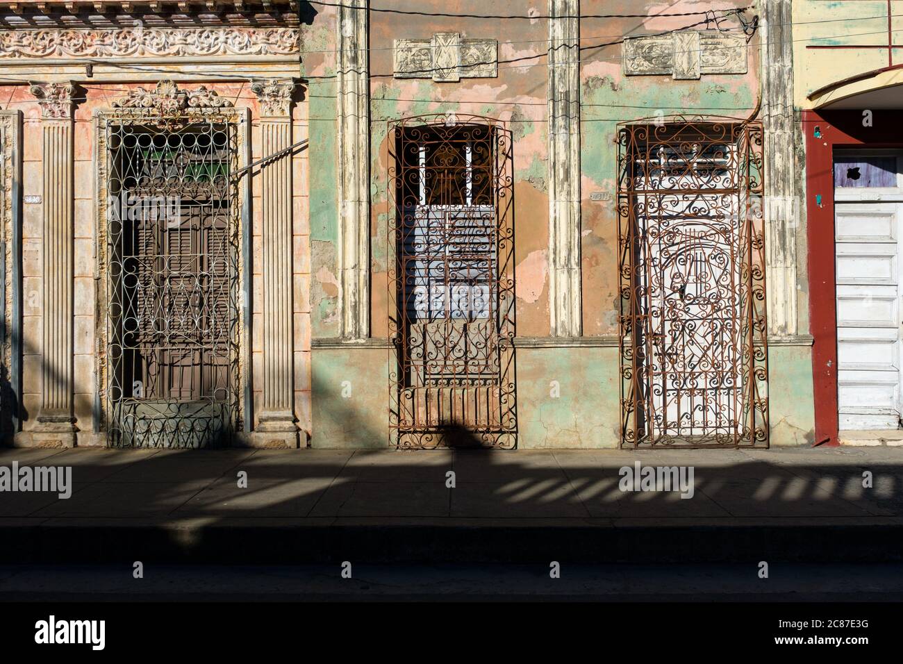 CIENFUEGOS, KUBA - CA. JANUAR 2020: Typische Straße von Cienfuegos Stockfoto