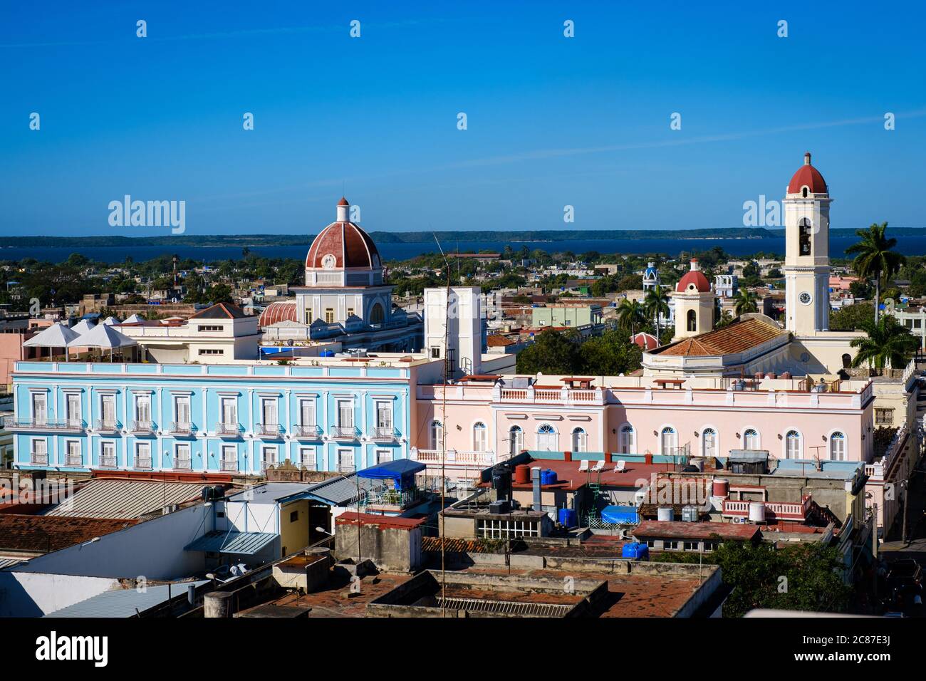 CIENFUEGOS, KUBA - UM JANUAR 2020: Dächer von Cienfuegos Stockfoto